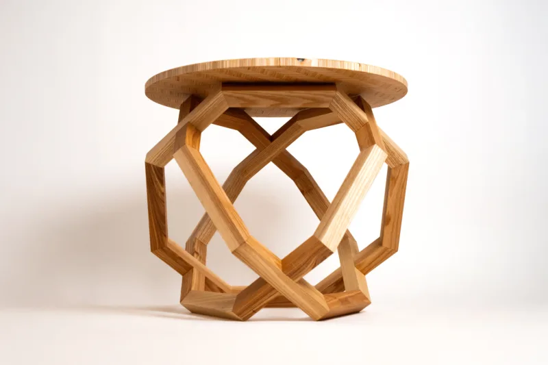 Konferenční jasanový stůl Bon Taero s designovou deskou Line Verrum pohled zepředu.