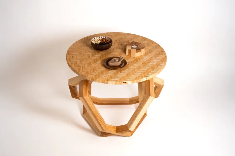 Konferenční jasanový stůl Bon Taero s designovou deskou Line Verrum pohled zepředu s dekorací.