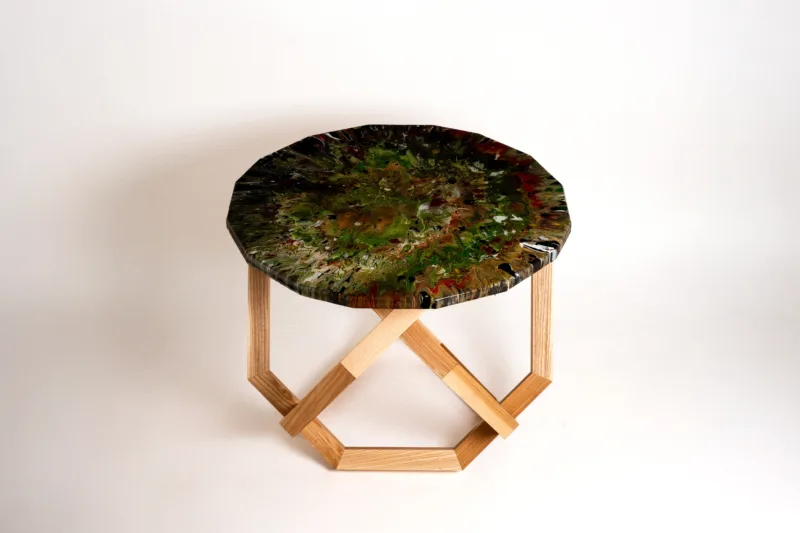 Konferenční jasanový stůl Bon Taero s designovou deskou Lume Crea pohled z úhlu.