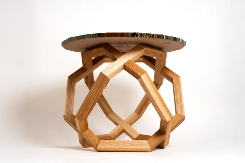 Konferenční jasanový stůl Bon Taero s designovou deskou Lume Crea pohled zespodu.