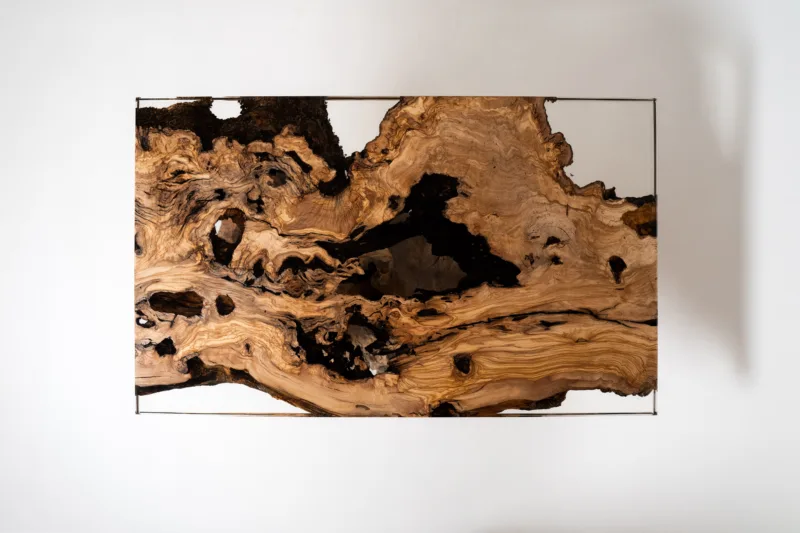 Konferenční stůl Bon Tribelle s deskou Oliv Vetum shora.