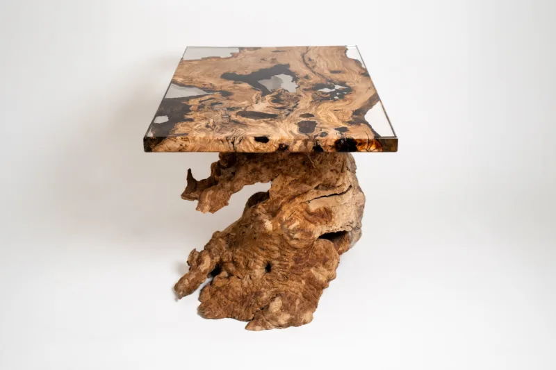 Konferenční stůl Bon Tribelle s deskou Oliv Vetum nadhled z úhlu.