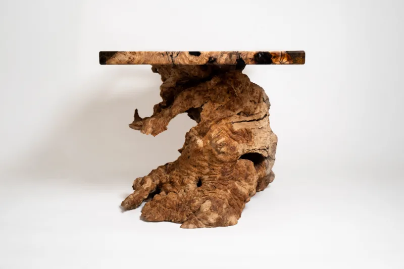 Konferenční stůl Bon Tribelle s deskou Oliv Vetum z boku.