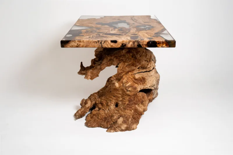 Konferenční stůl Bon Tribelle s deskou Oliv Vetum ze strany z úhlu.