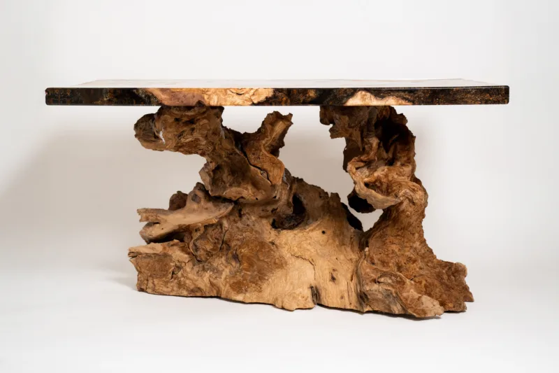 Konferenční stůl Bon Tribelle s deskou Oliv Vetum zepředu.