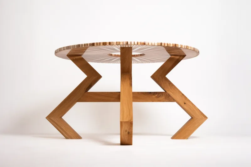 Konferenční stůl s masivního dubového dřeva s epoxidovou deskou Arbo Iris podhled.