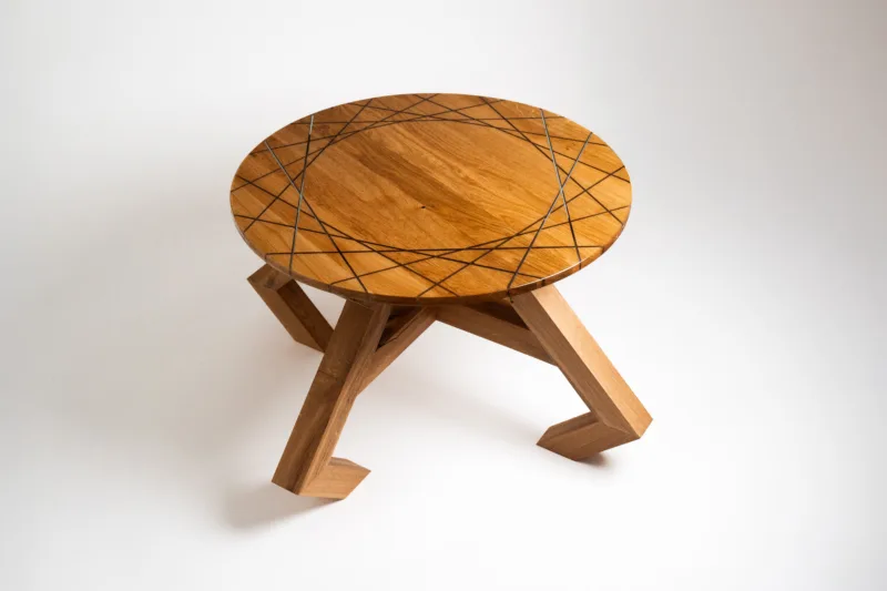 Konferenční stůl Bon Verto z masivního dubu s epoxidovou deskou Line Orbit 60 cm pohled ze strany.