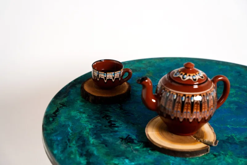 Konferenční stůl Bon Verto z dubového masivu s akrylovou deskou Lume Aqua pohled na desku s dekorací.