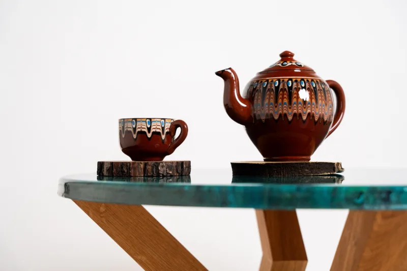 Konferenční stůl Bon Verto z dubového masivu s akrylovou deskou Lume Aqua pohled na detail dekorace.