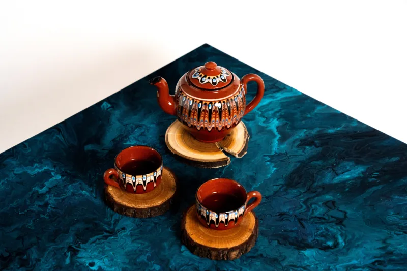 Konferenční stůl Bon Verto z dubového masivu s akrylovou deskou Lume Ocean s dekorací.