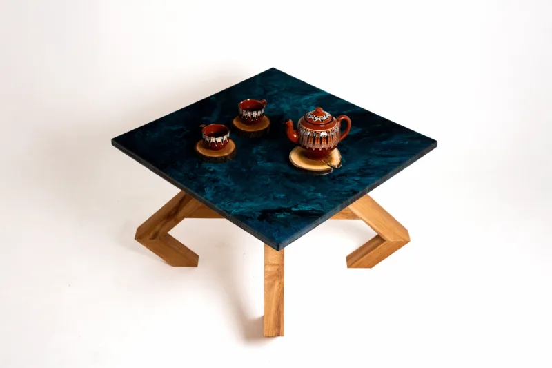 Konferenční stůl Bon Verto z dubového masivu s akrylovou deskou Lume Ocean s dekorací z úhlu.