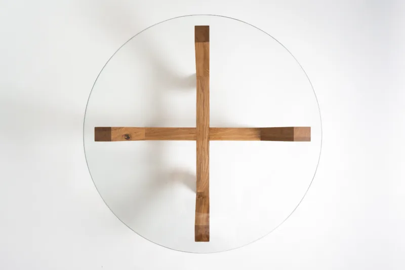 Konferenční stůl z masivního dubu Bon Veyra se skleněnou deskou Glase Cir 80 cm pohled shora.