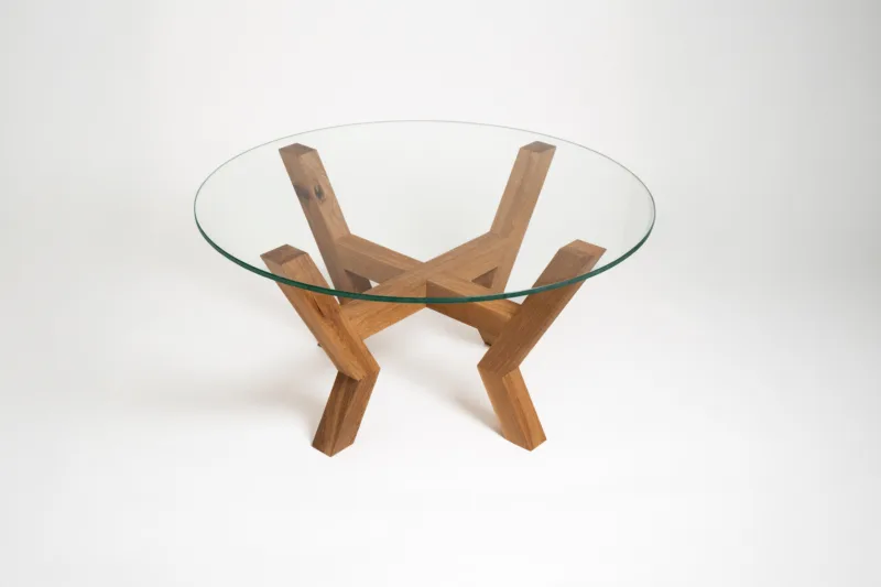 Konferenční stůl z masivního dubu Bon Veyra se skleněnou deskou Glase Cir 80 cm pohled z boku.