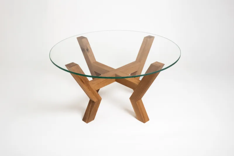 Konferenční stůl z masivního dubu Bon Veyra se skleněnou deskou Glase Cir 80 cm pohled z nadhledu.