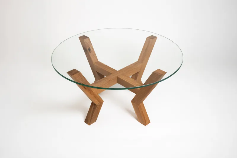 Konferenční stůl z masivního dubu Bon Veyra se skleněnou deskou Glase Cir 80 cm pohled z úhlu.