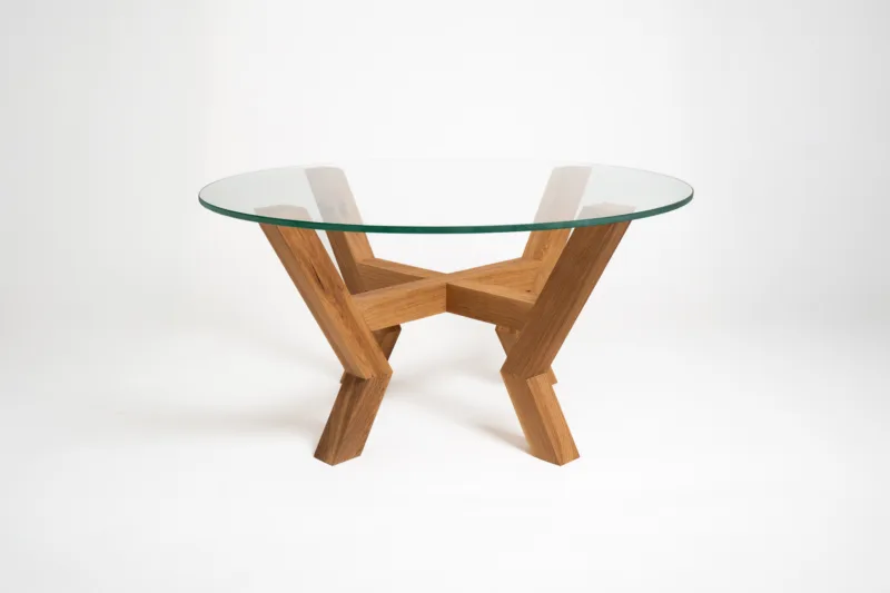 Konferenční stůl z masivního dubu Bon Veyra se skleněnou deskou Glase Cir 80 cm pohled zepředu.