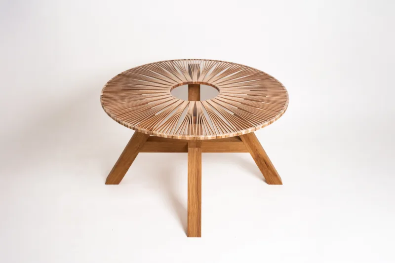 Konferenční dubový stůl Bon Veyron s designovou deskou Arbo Iris pohled z úhlu.