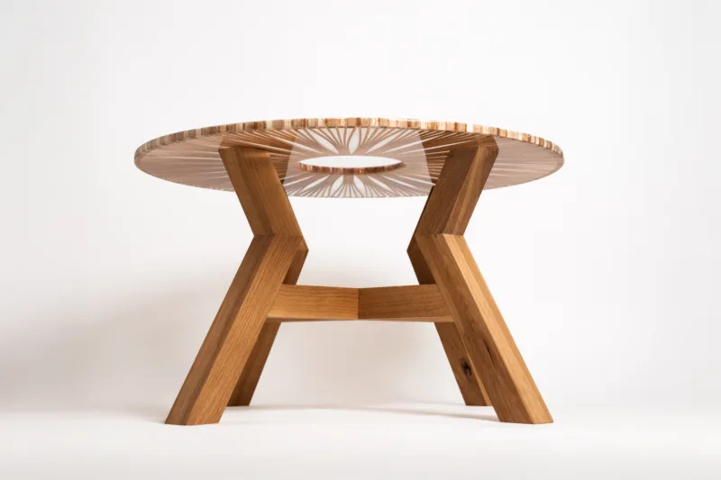 Konferenční dubový stůl Bon Veyron s designovou deskou Arbo Iris pohled ze strany.