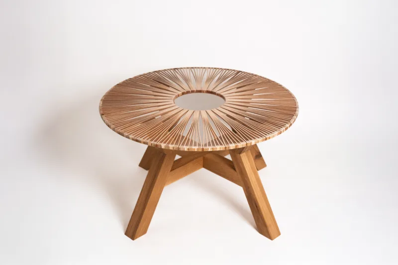 Konferenční dubový stůl Bon Veyron s designovou deskou Arbo Iris pohled zepředu.