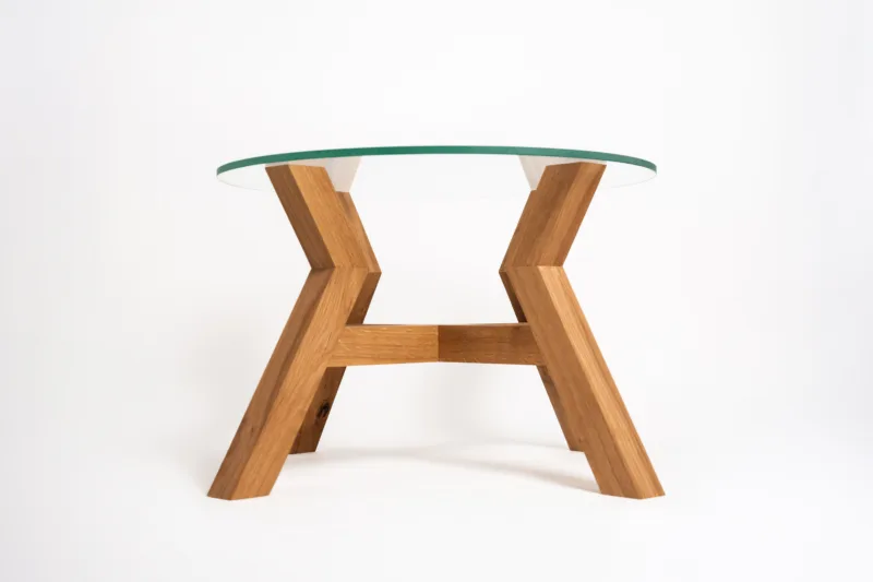 Konferenční dubový stůl Bon Veyron s designovou deskou Glase Cir pohled ze strany.