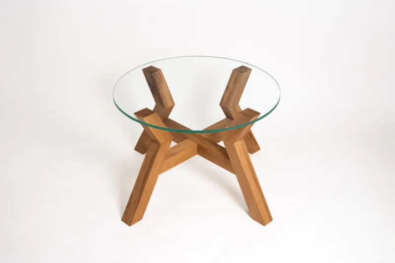 Konferenční dubový stůl Bon Veyron s designovou deskou Glase Cir pohled zepředu.