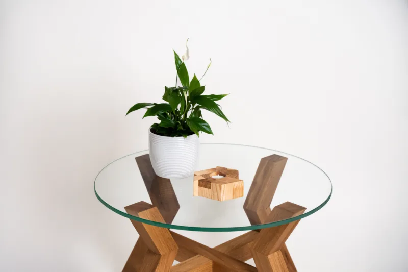 Konferenční dubový stůl Bon Veyron s designovou deskou Glase Cir pohled na desku s dekorací.