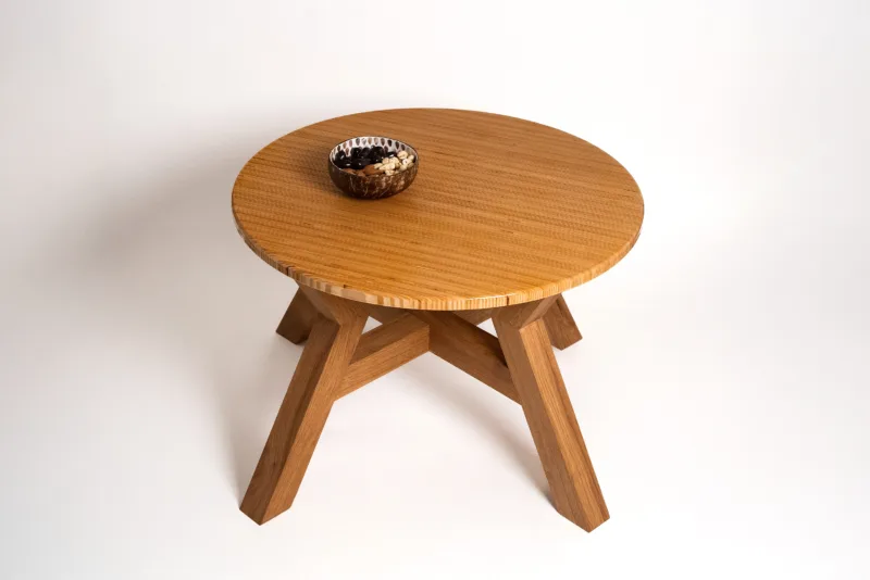 Konferenční dubový stůl Bon Veyron s deskou Line Prom pohled shora.