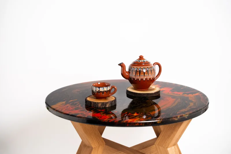 Konferenční dubový stůl Bon Veyron s akrylovou deskou Lume Flam pohled na detil desky a dekorace.