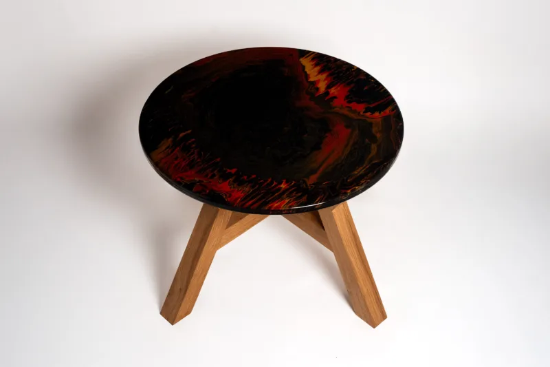 Konferenční dubový stůl Bon Veyron s akrylovou deskou Lume Flam pohled z úhlu.