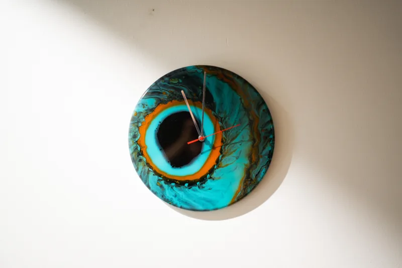nastenne-hodiny-orrin-vey-space-root-10