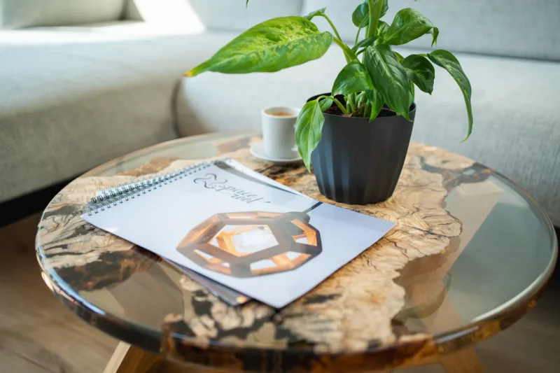 Konferenční dubový stůl Bon Veyron s epoxidovou deskou Oliv Auris pohled na desku ze strany.