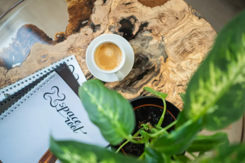 Konferenční dubový stůl Bon Veyron s epoxidovou deskou Oliv Auris detail zblízka.