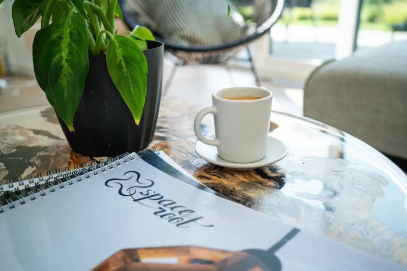 Konferenční dubový stůl Bon Veyron s epoxidovou deskou Oliv Auris pohled na detail z nadhledu.