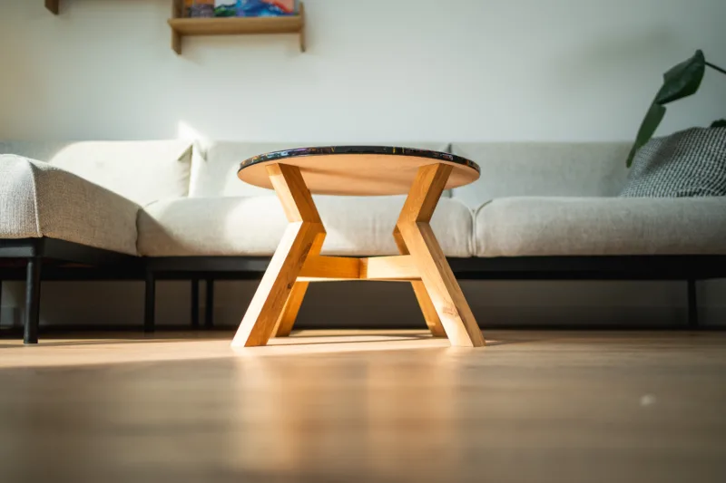 Konferenční dubový stůl Bon Veyron s designovou deskou Lume Flam pohled zespodu.