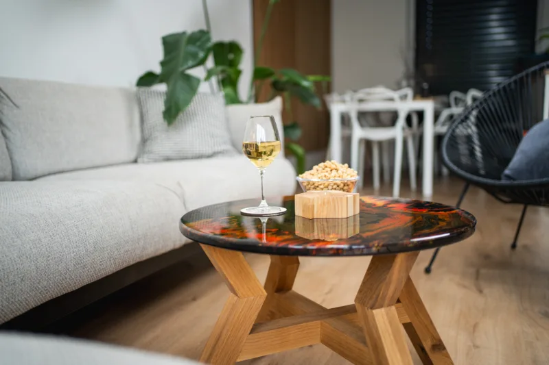 Konferenční dubový stůl Bon Veyron s designovou deskou Lume Flam pohled na desku s dekoracemi.