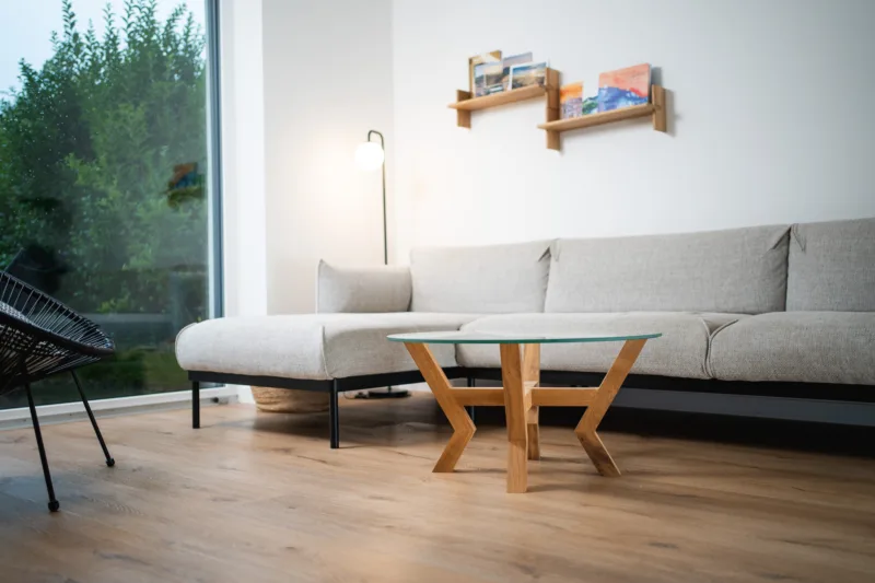 Konferenční stůl z masivního dubu Bon Veyra se skleněnou deskou Glase Cir 80 cm pohled zepředu.