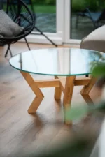 Konferenční dubový stůl Bon Veyra se skleněnou deskou Glase Cir 80 cm v interiéru pohled na desku.