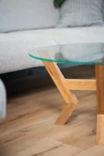 Konferenční dubový stůl Bon Veyra se skleněnou deskou Glase Cir 80 cm v interiéru pohled na detail levé strany.