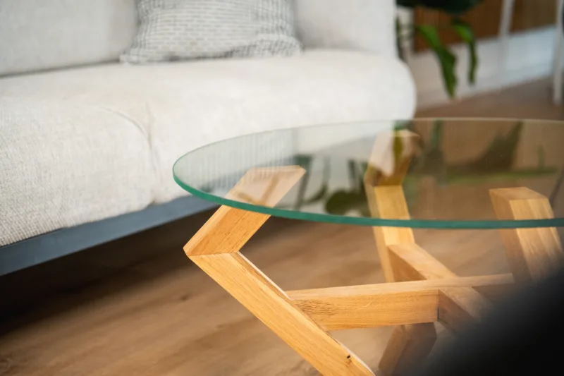 Konferenční stůl Bon Verto z dubového dřeva s deskou se skleněnou deskou Glase Cir 80 cm pohled na detail desky.