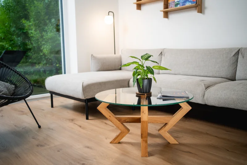 Konferenční stůl Bon Verto z dubového dřeva s deskou se skleněnou deskou Glase Cir 80 cm pohled na celek.