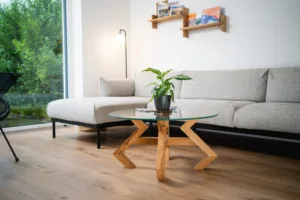 Konferenční stůl Bon Verto z dubového dřeva s deskou se skleněnou deskou Glase Cir 80 cm pohled na celek ze strany.