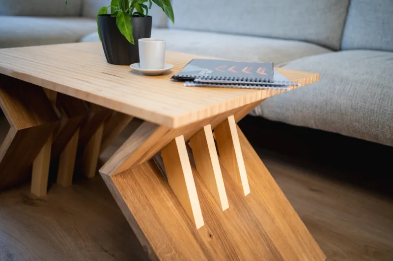 Konferenční stůl Bon Zeisario s deskou Line Plana v interiéru detail rohu.