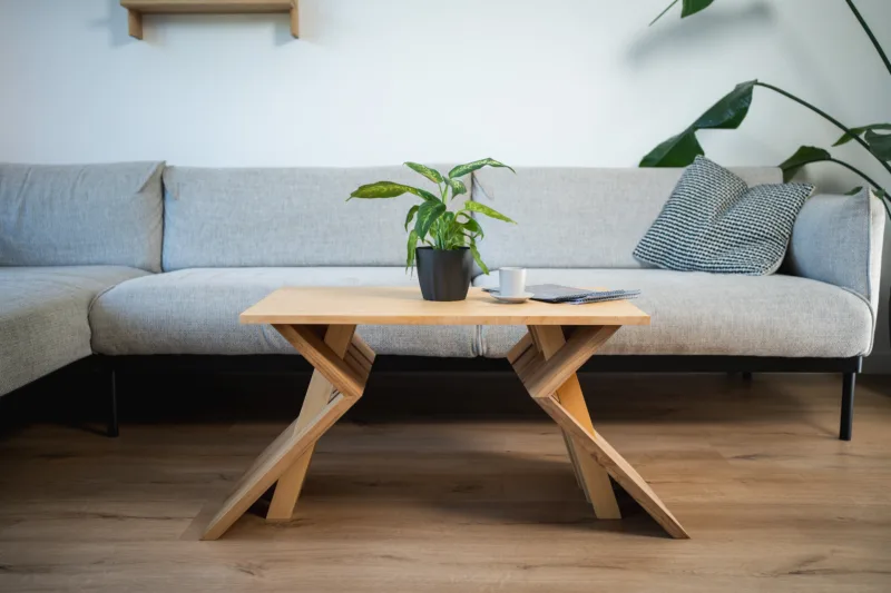 Konferenční stůl Bon Zeisario s deskou Line Plana v interiéru zepředu.