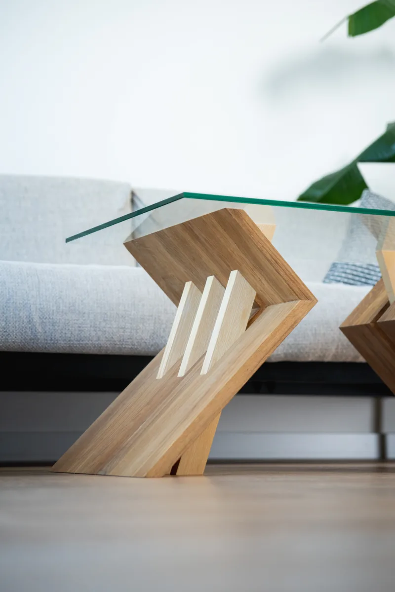 Designový konferenční stůl z masivního dřeva se skleněnou deskou.