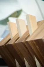 Konferenční stůl Bon Zeisario s deskou Glase Cirte v interiéru - detail zblízka.