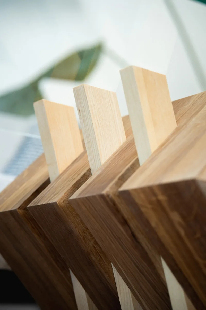 Konferenční stůl Bon Zeisario s deskou Glase Cirte v interiéru - detail zblízka.