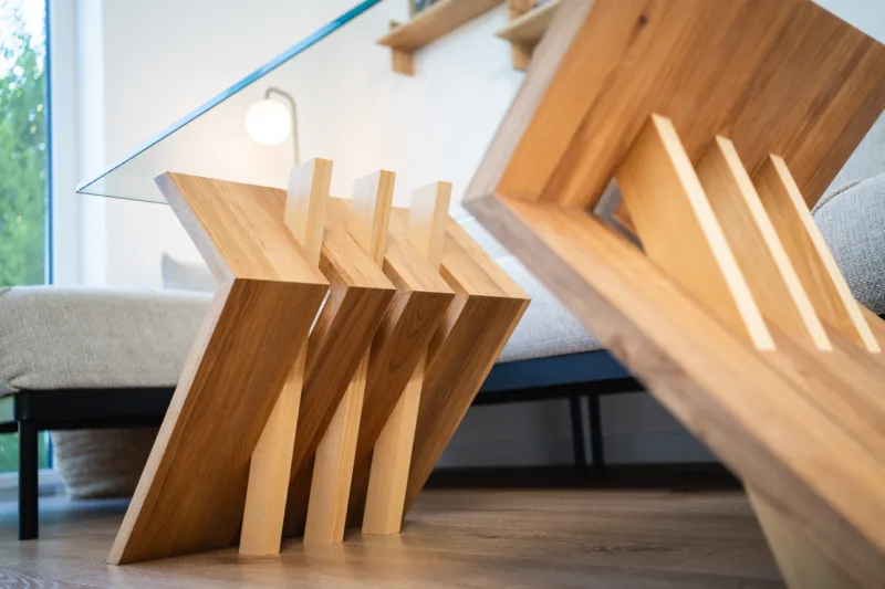 Konferenční stůl Bon Zeisario s deskou Glase Cirte v interiéru z detailního podhledu.