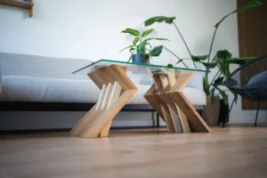 Konferenční stůl Bon Zeisario s deskou Glase Cirte v interiéru podhled.