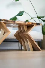 Konferenční stůl Bon Zeisario v interiéru, pohled zdola na podnož.