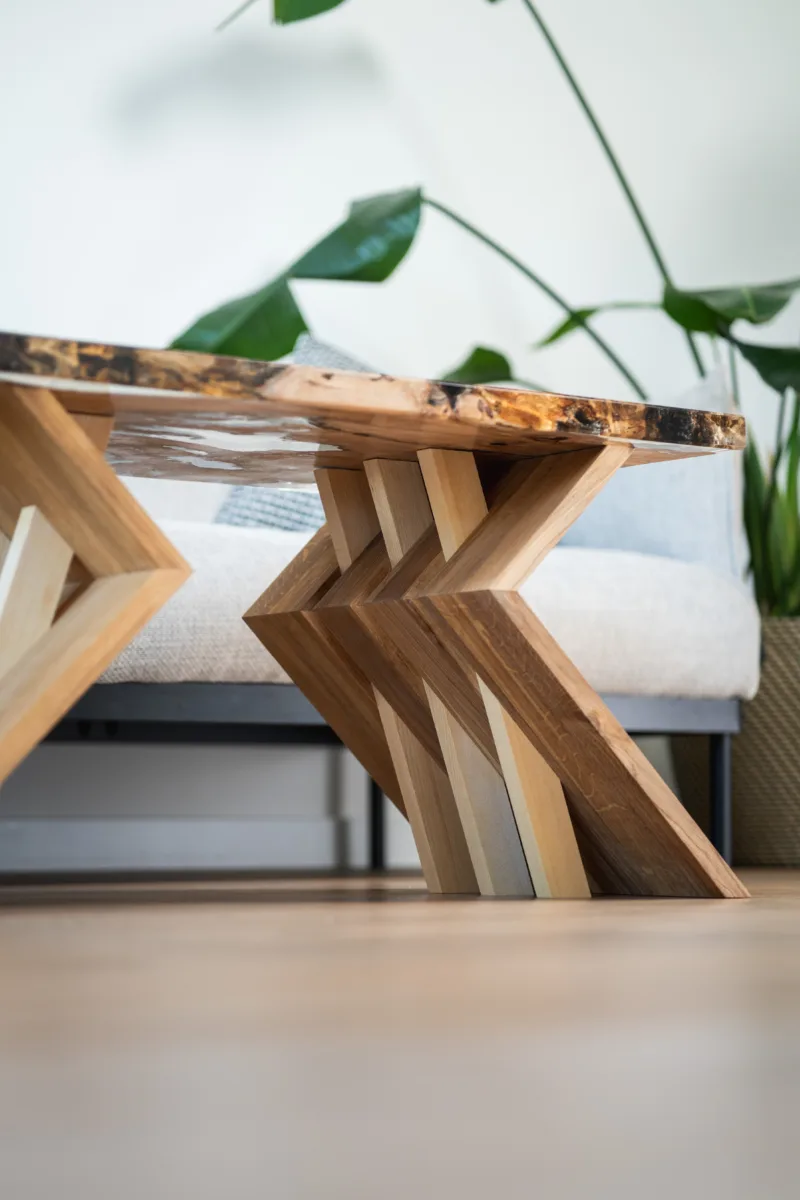 Konferenční stůl Bon Zeisario v interiéru, pohled zdola na podnož.